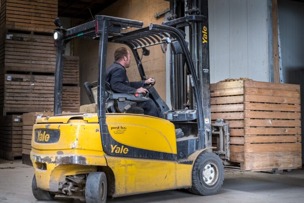 heftruckchauffeur aardappelkisten