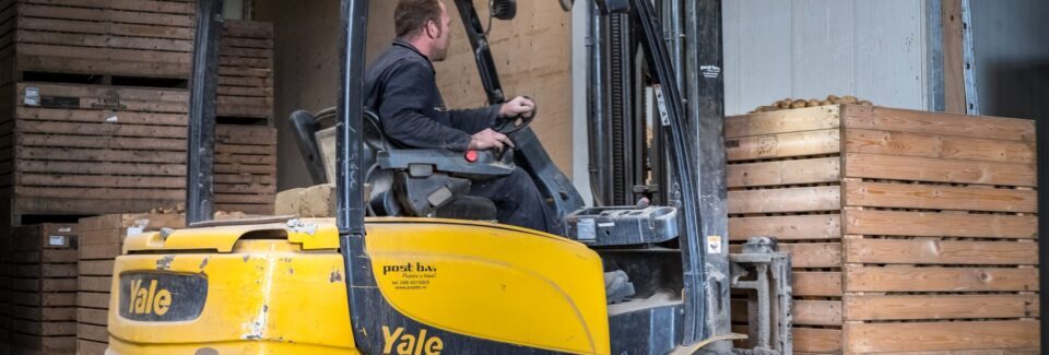 heftruckchauffeur aardappelkisten